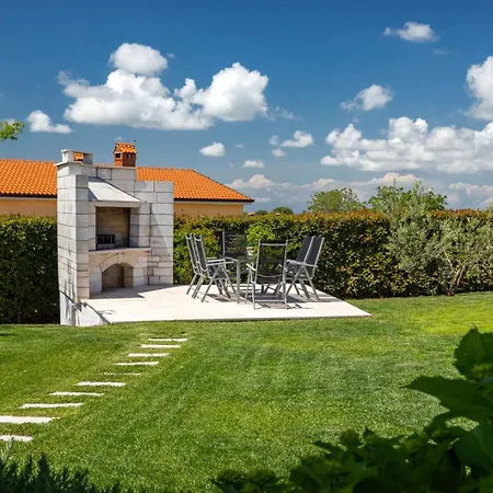 Beautiful Marika With Pool In Vizinada Villa Lasci