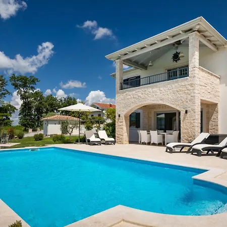 Beautiful Marika With Pool In Vizinada Vila