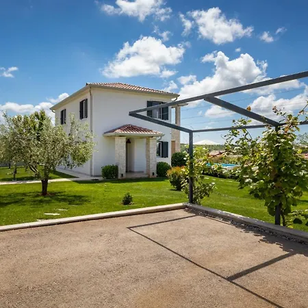 Vila Beautiful Marika With Pool In Vizinada