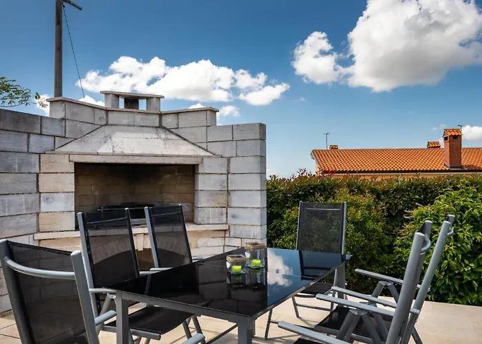 Villa Beautiful Marika With Pool In Vizinada Lasci