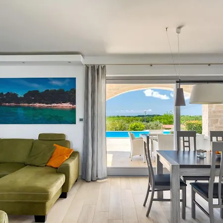 Beautiful Marika With Pool In Vizinada