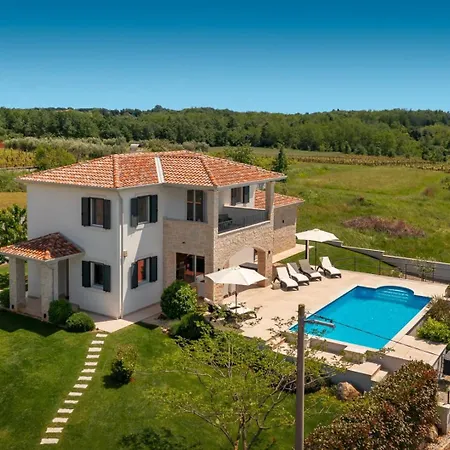 Beautiful Marika With Pool In Vizinada *