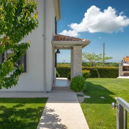 Beautiful Marika With Pool In Vizinada 别墅 *