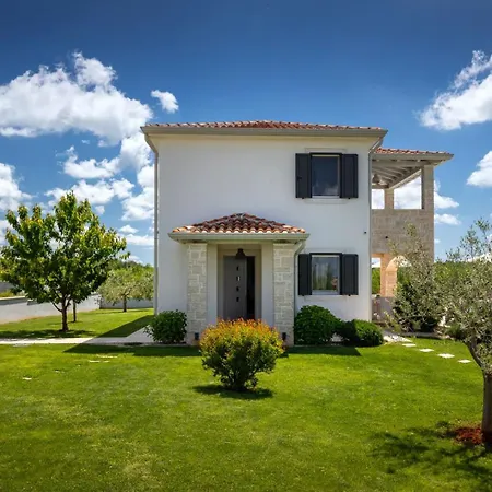 Beautiful Marika With Pool In Vizinada Lasci