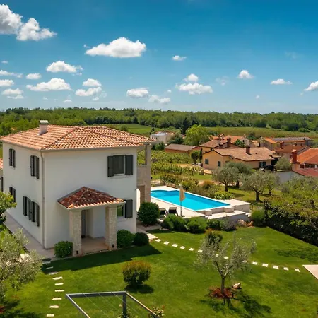 Beautiful Marika With Pool In Vizinada *